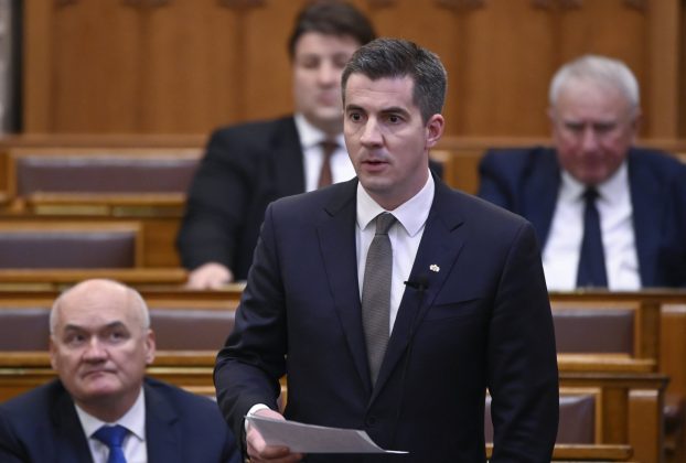 Kocsis Máté, a Fidesz frakcióvezetője felszólal napirend előtt az Országgyűlés plenáris ülésén 2022. május 9-én. Mellette Hende Csaba, a Fidesz frakcióvezető-helyettese. MTI/Koszticsák Szilárd