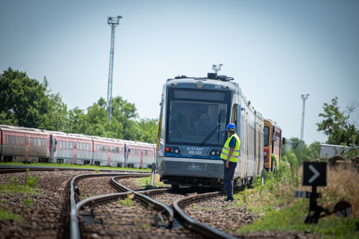 Sínen van a kilencedik tramtrainis