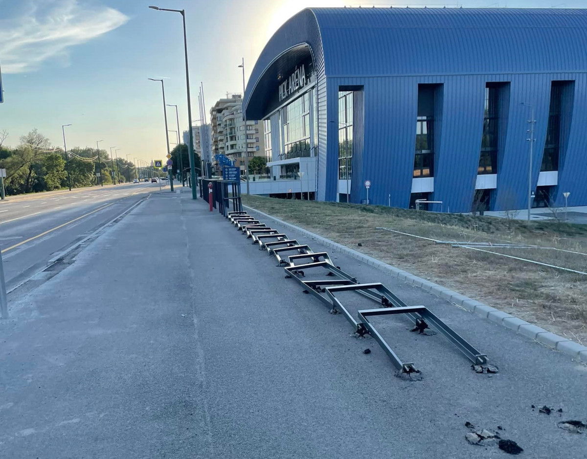 Dominóként dőltek a Pick Aréna kerékpártámaszai