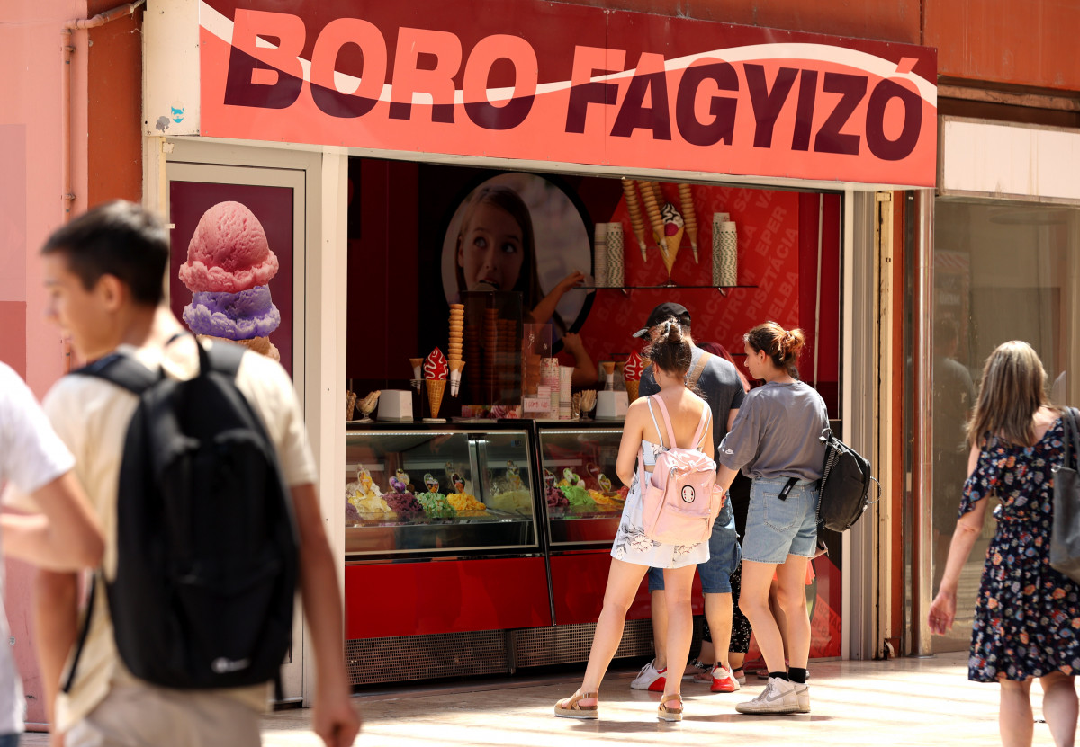 Szeged, Nyári hőségben, kánikulában fagyiznak az emberek