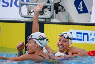 A győztes Mihályvári-Farkas Viktória (j) és a második helyezett Jakabos Zsuzsanna a női 400 m vegyesúszás döntőjében a római vizes Európa-bajnokságon