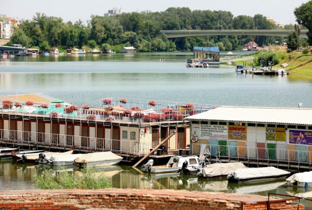 Úszóházak a Tiszán