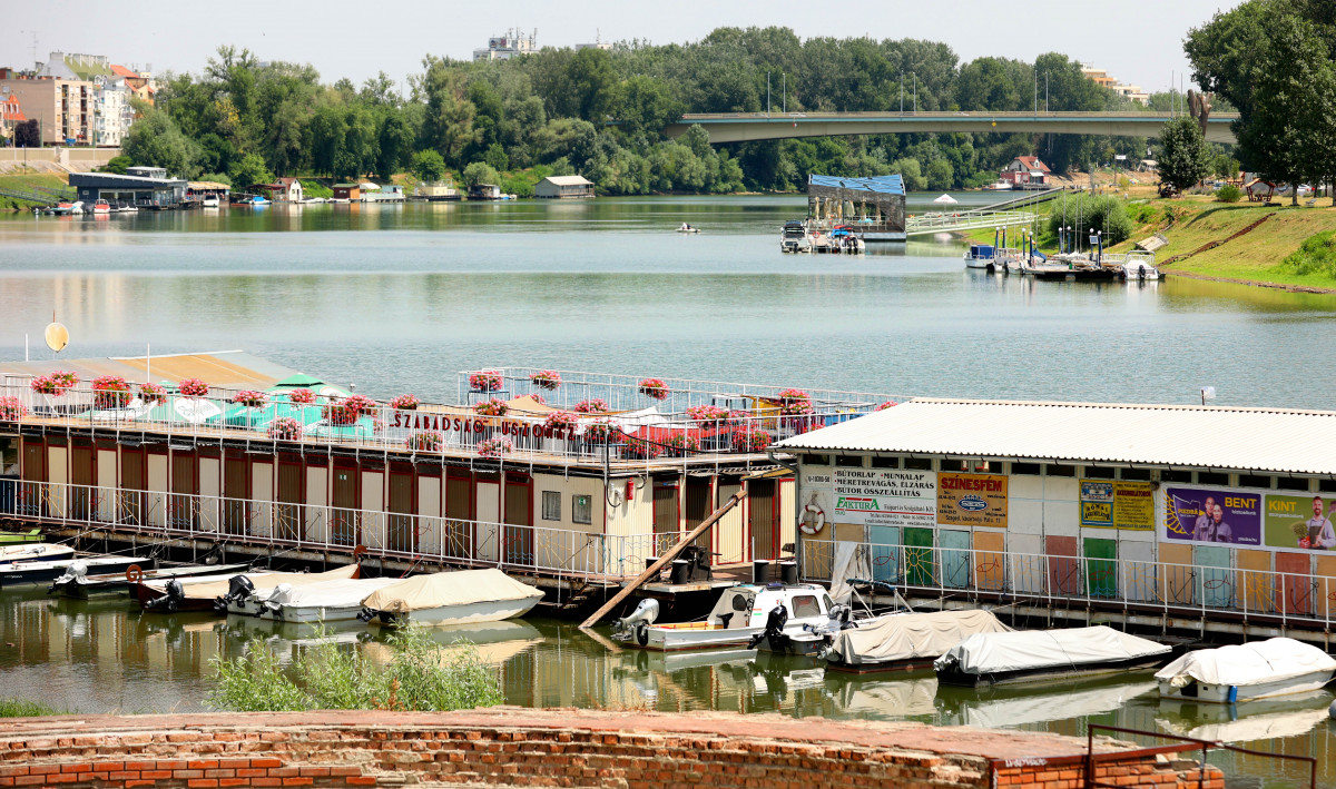 Úszóházak a Tiszán