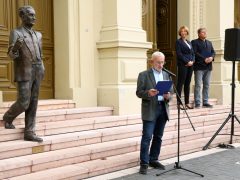 Koszorúzás Szent-Györgyi Albert