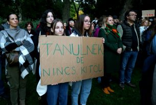 tanárok, diákok, demonstráció, tiltakozás, tüntetés