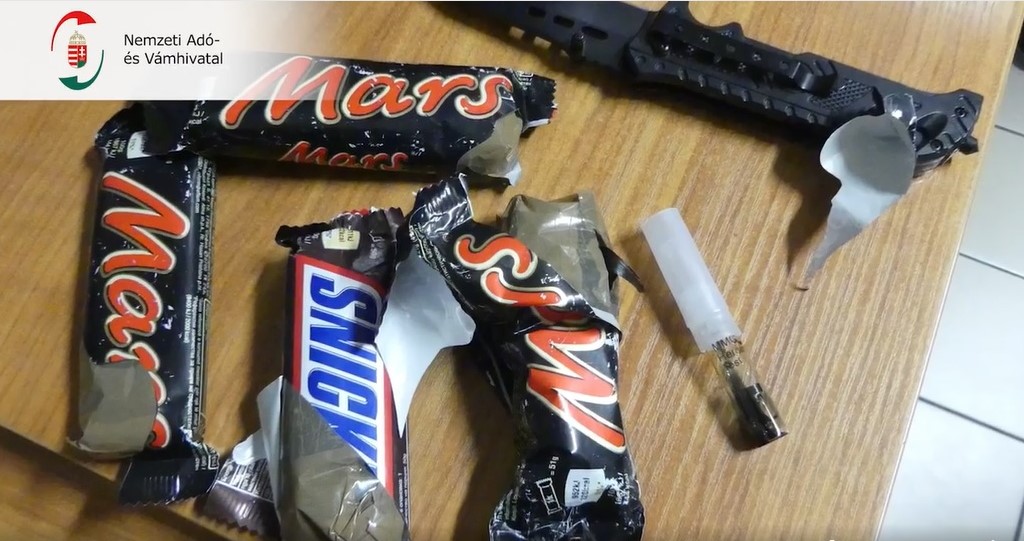 heroin és pénzérme a csokiban