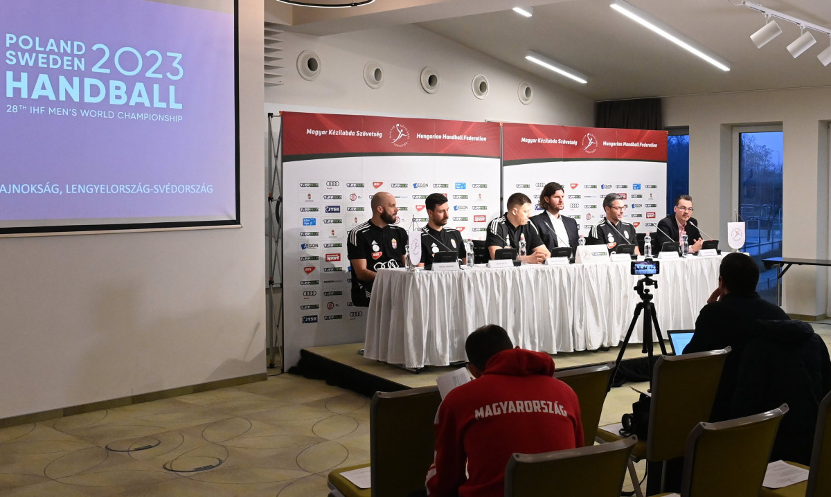 Liszkay Gábor, a Magyar Kézilabda Szövetség (MKSZ) médiamenedzsere (j) beszél a január 11-én kezdődő, svéd-lengyel rendezésű olimpiai kvalifikációs férfi kézilabda-világbajnokság kezdete előtt tartott sajtótájékoztatón Telkiben 2023. január 9-én. Mellette José María Rodríguez Vaquero, a magyar válogatott spanyol szövetségi kapitánya (j2), Nagy László, a Magyar Kézilabda Szövetség (MKSZ) alelnöke (j3), Mikler Roland csapatkapitány (b3), Lékai Máté (b2) és Sipos Adrián (b) játékosok. A magyarok január 12-én a Koreai Köztársaság csapata ellen kezdik meg szereplésüket Kristianstadban. MTI/Máthé Zoltán
