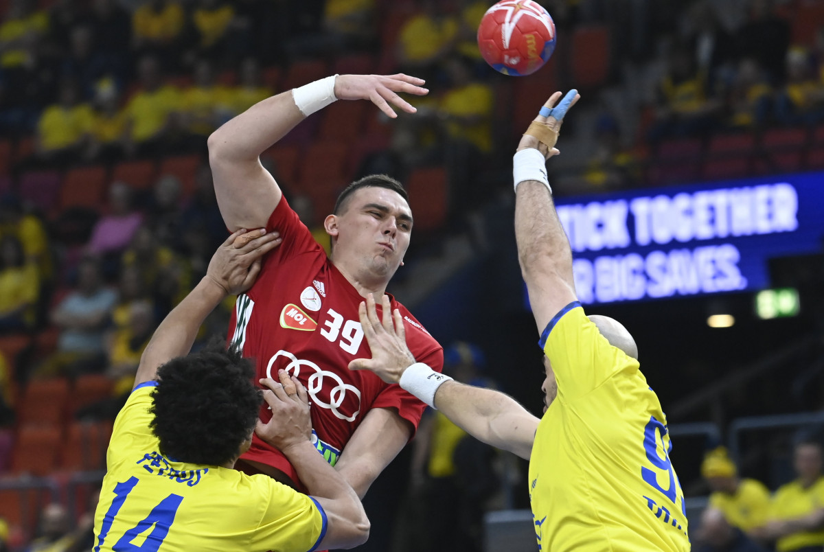 Bodó Richárd (k), valamint a brazil Thiagus Petrus (b) és Gustavo Rodrigues a férfi kézilabda olimpiai kvalifikációs világbajnokság középdöntőjének 2. fordulójában játszott Magyarország - Brazília mérkőzésen a göteborgi Scandinavium Arénában 2023. január 20-án. MTI/Kovács Tamás