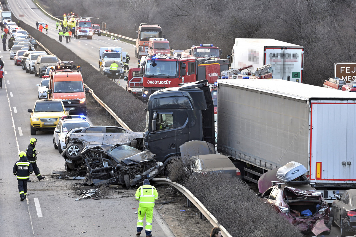 Kiégett és sérült gépjárművek az M1-es autópályán Herceghalomnál, ahol öt kamion és 37 autó ütközött össze, mindkét irányban lezárták az autópályát 2023. március 11-én. A balesetben érintett öt kamion és 37 személygépkocsi közül 19 jármű kiégett, és összesen 26 ember sérült meg. Közülük hatan életveszélyesen, heten pedig súlyosan sérültek. MTI/Lakatos Péter