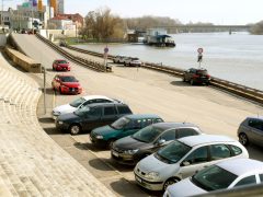 Szeged, Huszár Mátyás rakpart, rakpart, parkolás, autó, forgalom