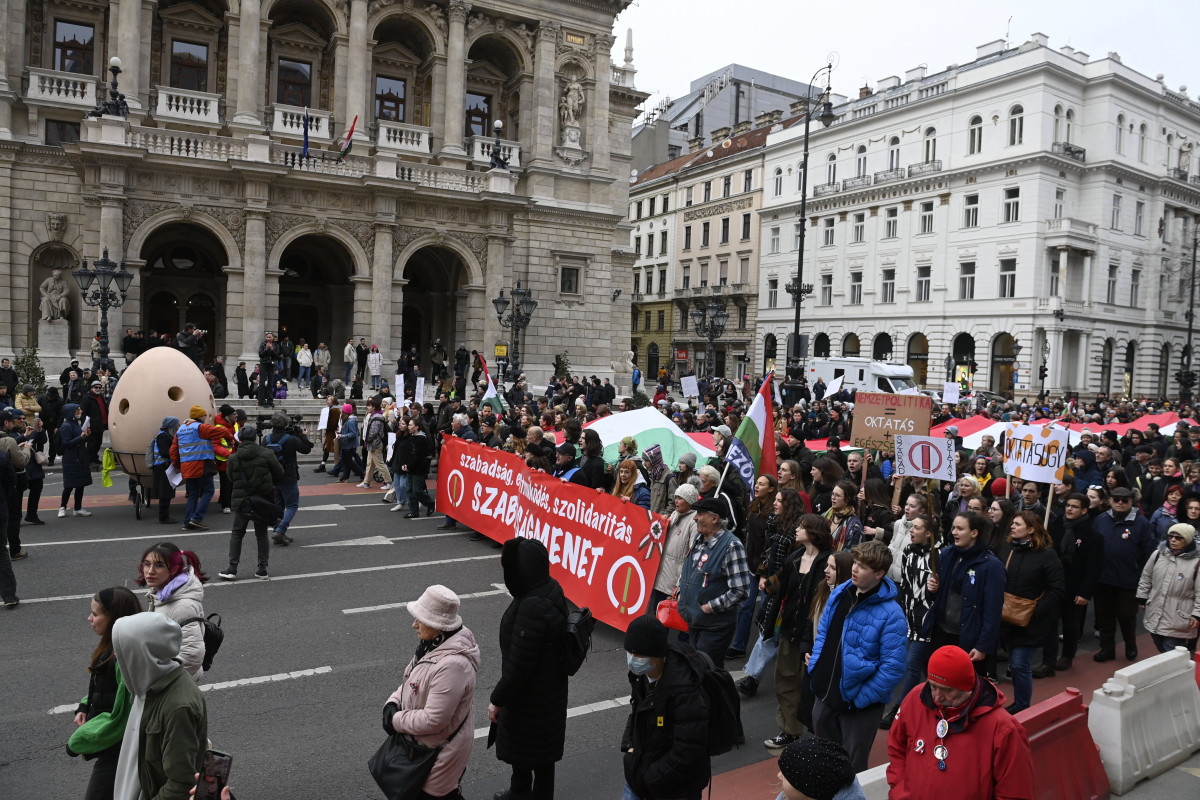 Résztvevők az ADOM Diákmozgalom, a Pedagógusok Szakszervezete, a Civil bázis, a Pedagógusok Demokratikus Szakszervezete és az Egységes Diákfront "Szabadságmenet" elnevezésű, az oktatás fejlesztését követelő demonstrációján Budapesten, az Andrássy úton 2023. március 15-én. MTI/Koszticsák Szilárd