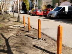 Szeged, parkolás, parkolást nehezítő faoszlopok, Ősz utca