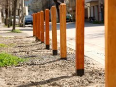 Szeged, parkolás, parkolást nehezítő faoszlopok, Nádas utca