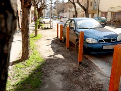 Szeged, parkolás, parkolást nehezítő faoszlopok, Nádas utca