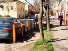 Szeged, parkolás, parkolást nehezítő faoszlopok, Nádas utca