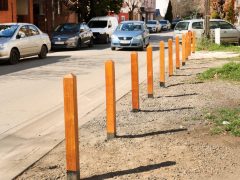 Szeged, parkolás, parkolást nehezítő faoszlopok, Nádas utca