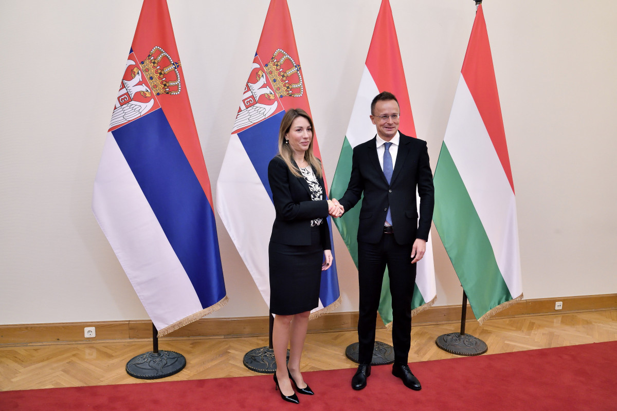 Szijjártó Péter külgazdasági és külügyminiszter fogadja hivatalában Dubravka Dedovic szerb bányászati és energiaügyi minisztert 2023. április 20-án. MTI/Lakatos Péter