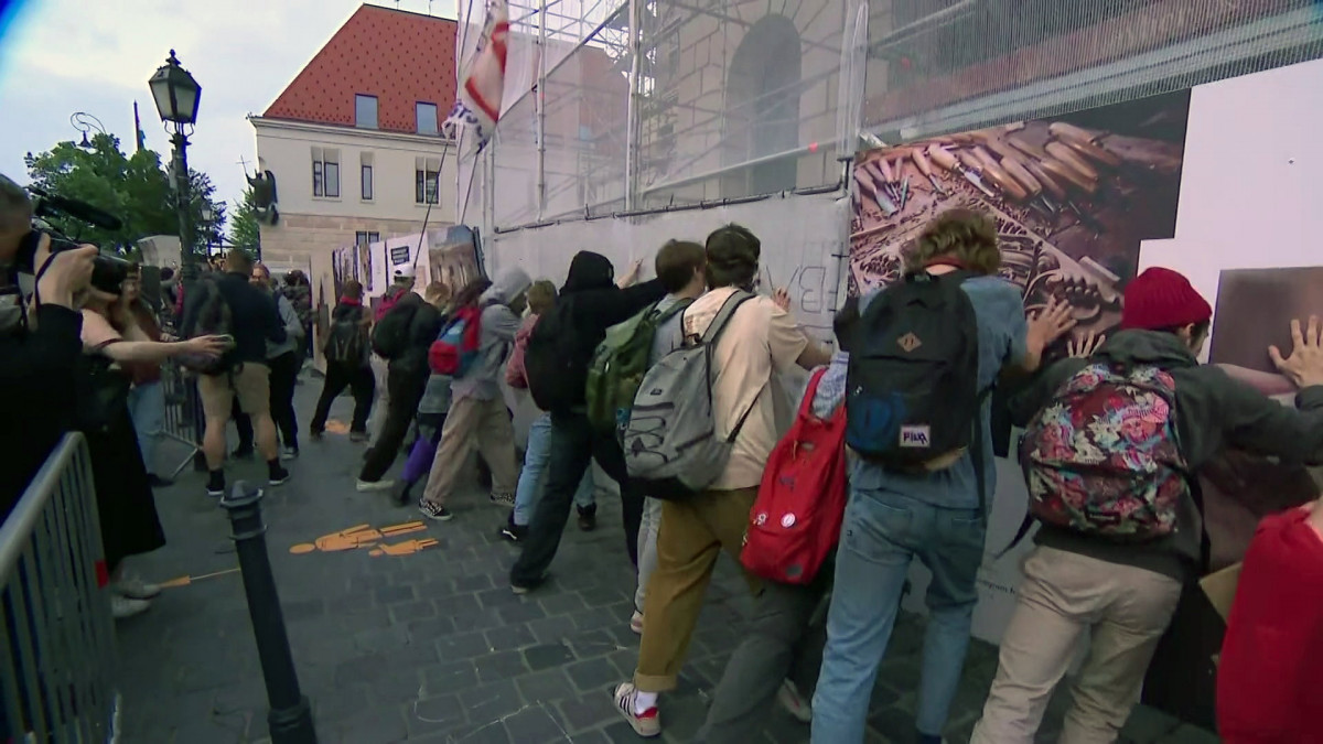 Videofelvételről készített képen tiltakozók a kordonelemeket döntögetik a pedagógusok tervezett státusztörvénye elleni tüntetés vége után a Karmelita kolostornál tartott demonstráción 2023. május 3-án. MTI/MTVA