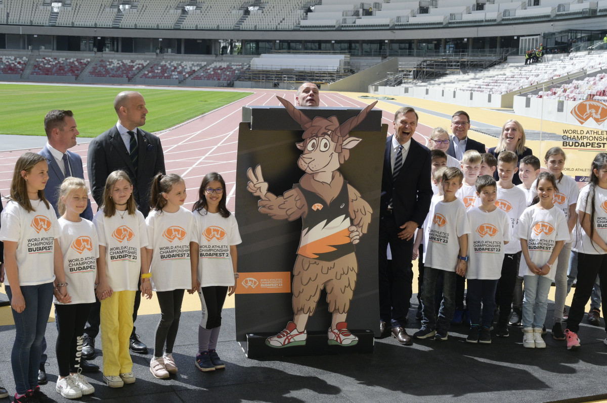 Németh Balázs, a vb-t szervező Budapest 2023 Nonprofit Zrt. vezérigazgatója, Schmidt Ádám sportért felelős államtitkár, a budapesti atlétikai világbajnokság kormánybiztosa, Gyulai Miklós, a Magyar Atlétikai Szövetség elnöke, Jon Ridgeon, a Nemzetközi Atlétikai Szövetség (World Athletics, WA) vezérigazgatója, Fürjes Balázs, az irányító testület társelnöke és Farkas Petra, U23-as Európa-bajnok távolugró (b-j) a világbajnokság kabalafigurájának bemutatásán a Nemzeti Atlétikai Központban száz nappal a verseny rajtja előtt, 2023. május 11-én. MTI/Koszticsák Szilárd