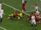 Gianluca Mancini, az olasz csapat játékosa (b3) és Bono, a spanyol csapat kapusa (b4) a labdarúgó Európa-liga döntőjében játszott Sevilla - AS Roma mérkőzésen a budapesti Puskás Arénában 2023. május 31-én. MTI/Czeglédi Zsolt