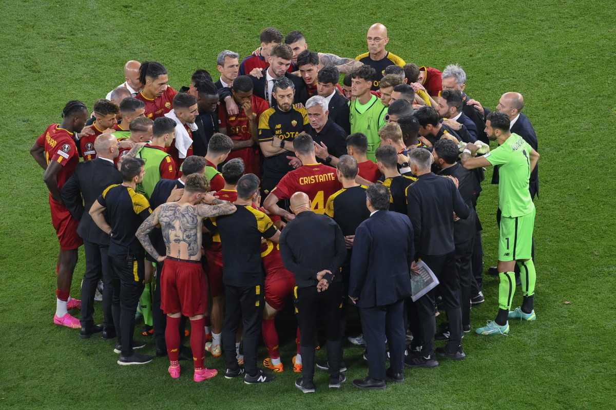 Az olasz csapat, középen José Murinho vezetőedző magyaráz a labdarúgó Európa-liga döntőjében játszott Sevilla - AS Roma mérkőzésen a hosszabbítást követő büntetők után a budapesti Puskás Arénában 2023. június 1-jére virradóan. A döntőt a Sevilla nyerte 1-1-es rendes játékidő és hosszabbítás után tizenegyesekkel 4-1-re. MTI/Czeglédi Zsolt