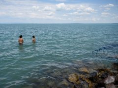 Vízmérce a siófoki kikötőnél 2023. június 14-én délelőtt, amely szerint itt a Balaton vízszintje 119 centiméter. A tó átlagos vízállása meghaladta a 120 centiméteres szabályozási szintet, így egyes déli parti települések védelme érdekében június 13-án megkezdődött a vízeresztés. MTI/Vasvári Tamás