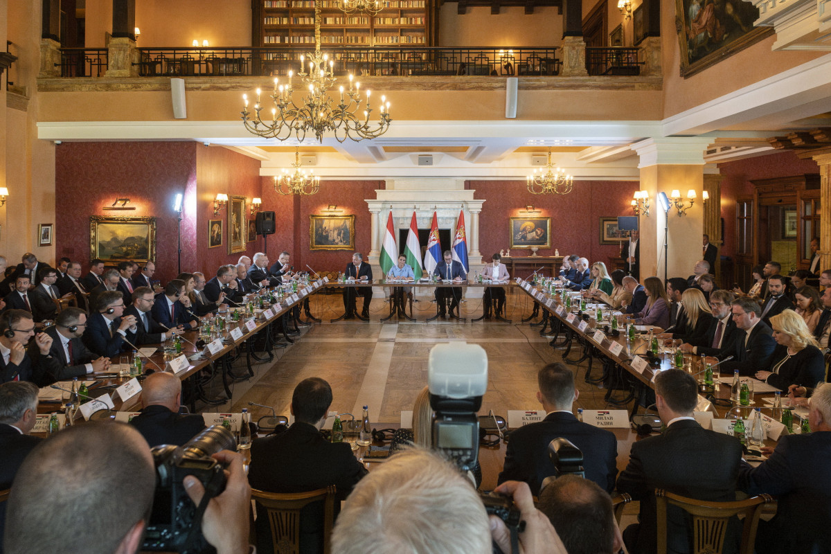 A Miniszterelnöki Sajtóiroda által közreadott képen Orbán Viktor miniszterelnök, Novák Katalin köztársasági elnök, Aleksandar Vucic szerb elnök és Ana Brnabic szerb miniszterelnök (középen b-j) a Magyar-Szerb Stratégiai Együttműködési Tanács plenáris ülésén a vajdasági Palicson 2023. június 20-án. MTI/Miniszterelnöki Sajtóiroda/Benko Vivien Cher