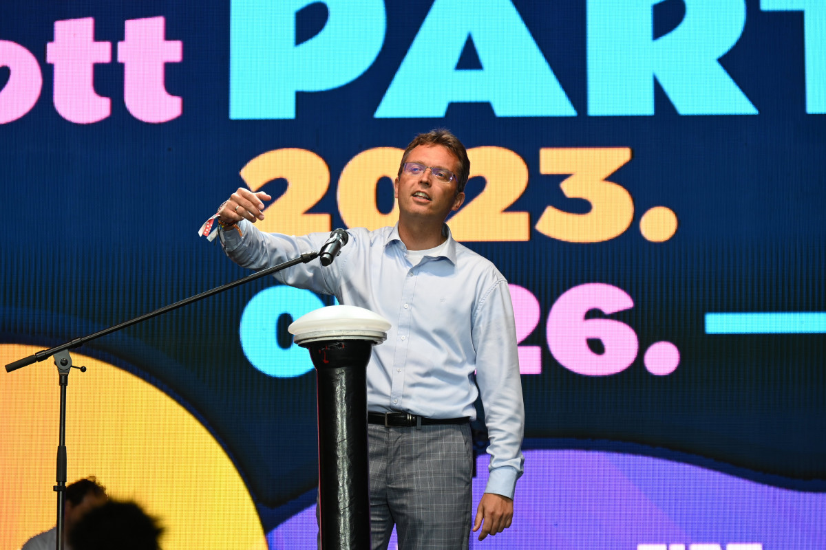 Hankó Balázs, a Kulturális és Innovációs Minisztérium (KIM) innovációért és felsőoktatásért felelős államtitkára a minisztérium, az Oktatási Hivatal (OH) és a HÖOK Közhasznú Nonprofit Kft. közös szervezésében megrendezett Pont Ott Parti felvételi eredményváró rendezvényen a fővárosi Budapest Parkban 2023. július 26-án. Este 8 órakor nyilvánosságra hozták a felsőoktatási felvételi ponthatárokat, ezzel eldőlt, hogy a több mint 126 ezer jelentkező közül kik nyertek felvételt az egyetemekre. MTI/Máthé Zoltán
