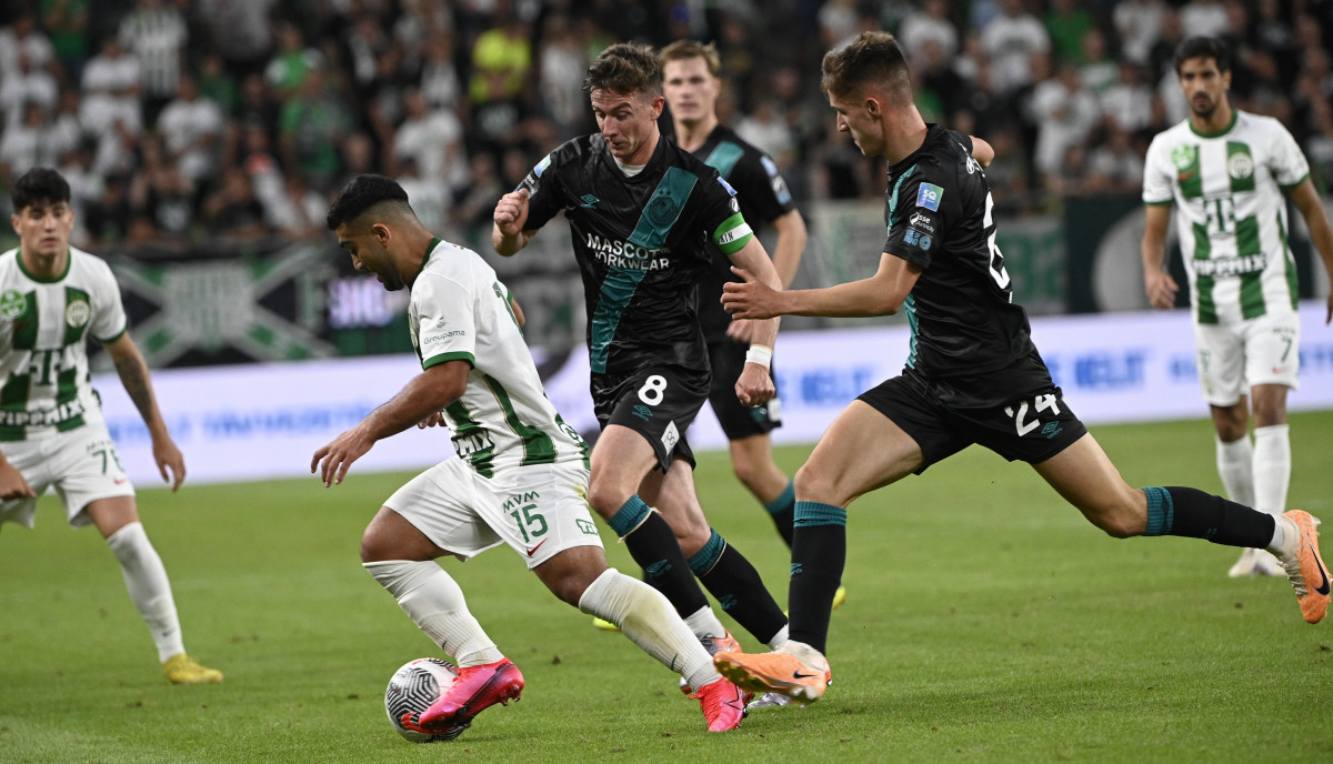 A ferencvárosi Mohammed Abu Fani (b), valamint Ronan Finn (k) és Johnny Kenny (j), az ír Shamrock Rovers játékosai a labdarúgó Konferencia-liga selejtezőjének második fordulójában játszott Ferencvárosi TC - Shamrock Rovers mérkőzésen a budapesti Groupama Arénában 2023. július 27-én. MTI/Szigetváry Zsolt