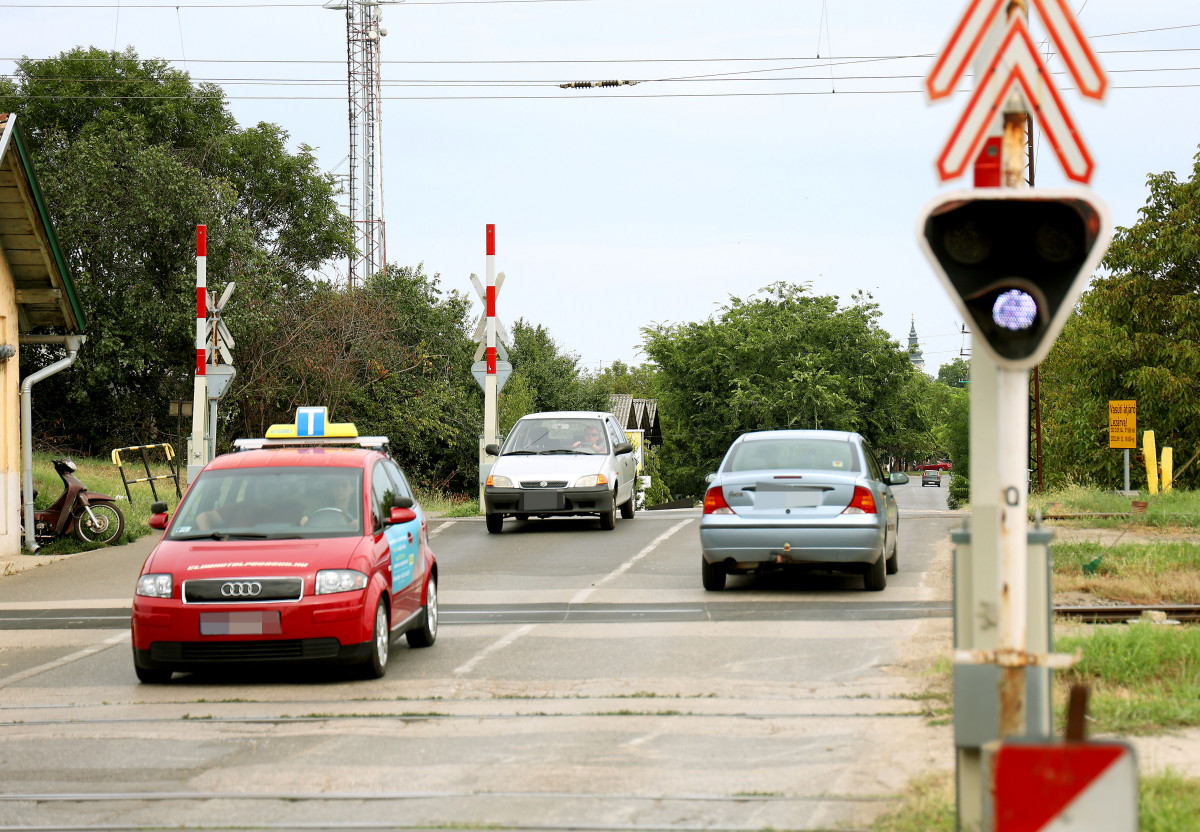 Szeged, felújítás, Klebelsberg-telep, vasúti átjáró, lezárás, MÁV, vonat, vasút, sorompó