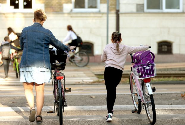 Szeged, tanítás, Dózsa György Általános Iskola, iskola, oktatás, diák, kerékpár, zebra