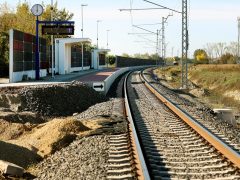 Szeged, személyszállítás, Szeged-Szabadka, vasútvonalon, vonat, közlekedés, vasút, MÁV, sín, Szentmihálytelek, megálló, zajvédő fal, építkezés