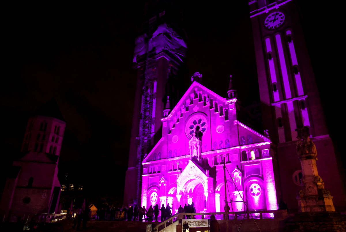 Szeged, koraszülöttek világnapja, fényfestés, lila, dóm