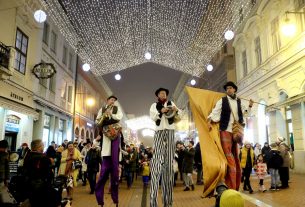 Szeged, gólyalábasok, ünnepi fény, Dóm tér, adventi vásár, Kárász utca, díszkivilágítás, Dugonics tér, fényvillamos