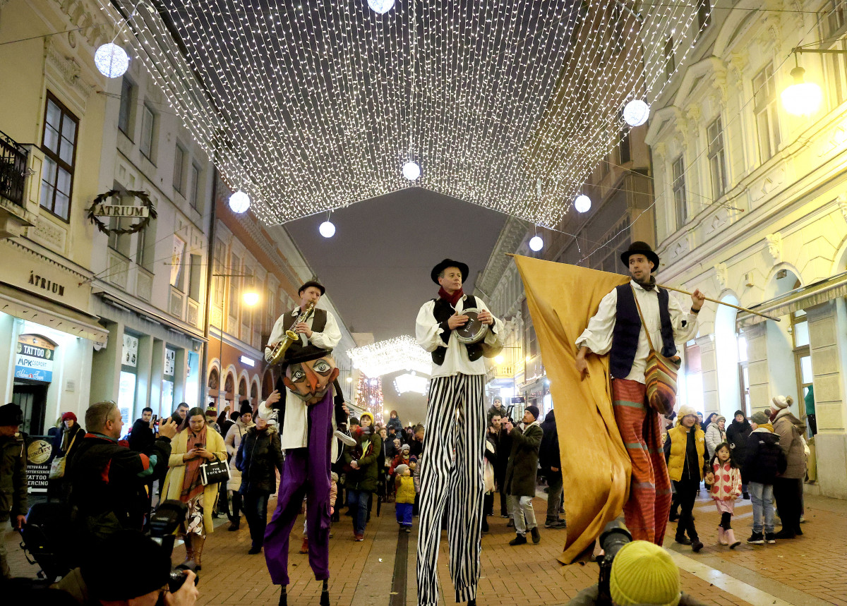 Szeged, gólyalábasok, ünnepi fény, Dóm tér, adventi vásár, Kárász utca, díszkivilágítás, Dugonics tér, fényvillamos