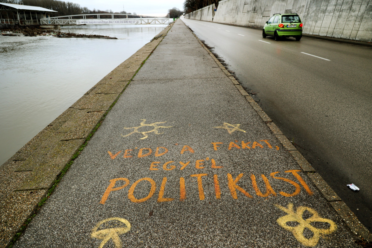 Szeged, graffiti, felirat, Huszár Mátyás rakpart