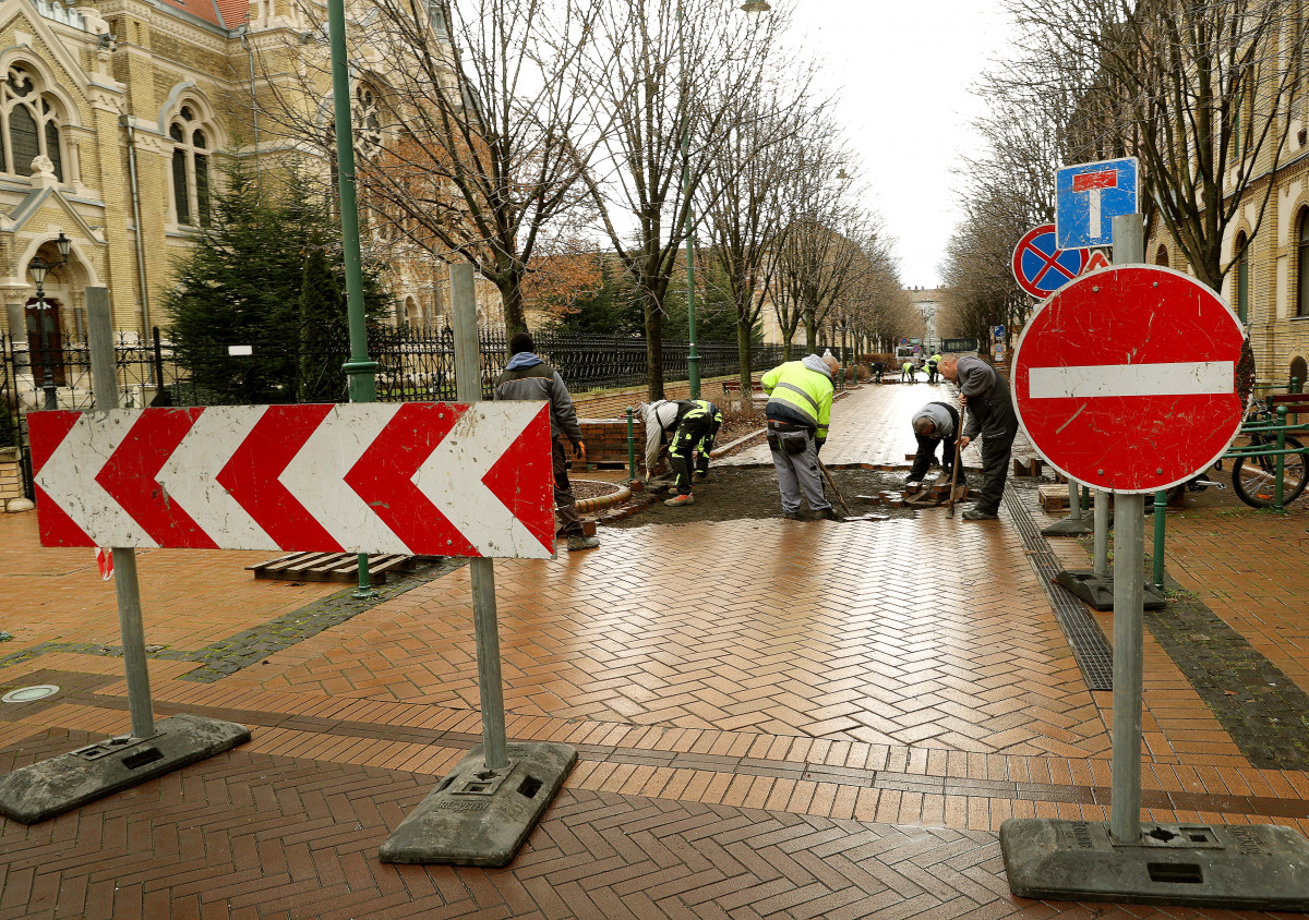 Szeged, burkolatjavítás, lezárás, Gutenberg utca, űtépítés