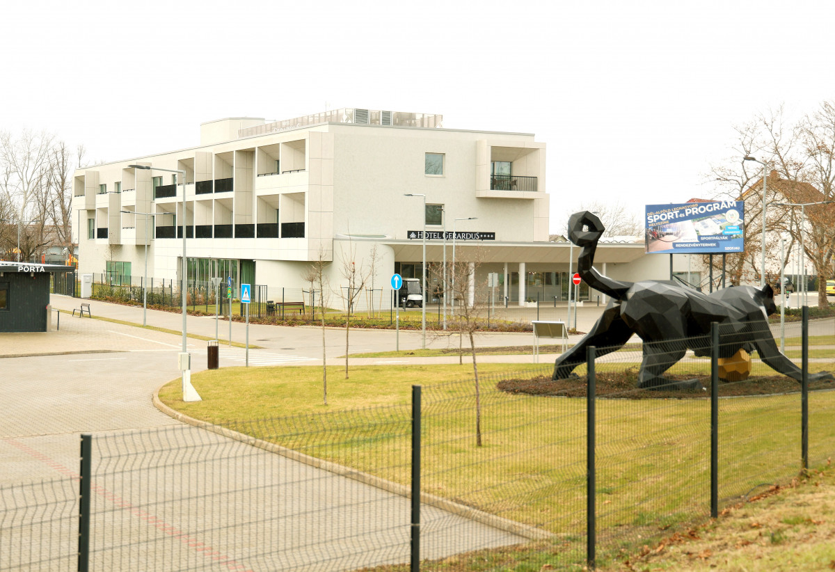Szeged, Szeged-Csanád Grosics Akadémia, Szent Gellért Fórum, hotel