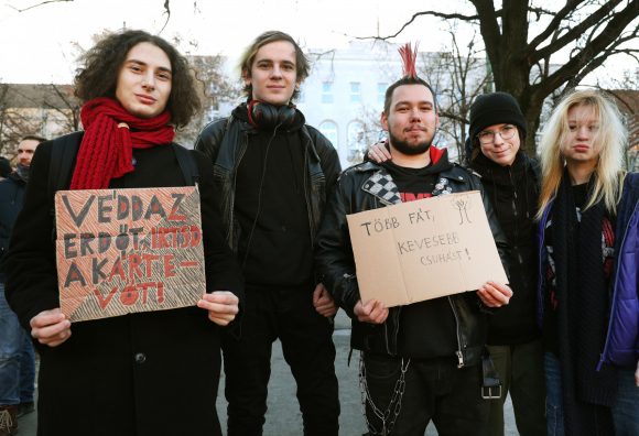 Szeged, demonstráció, véderdő, Momentum, Püspöki Hivatal