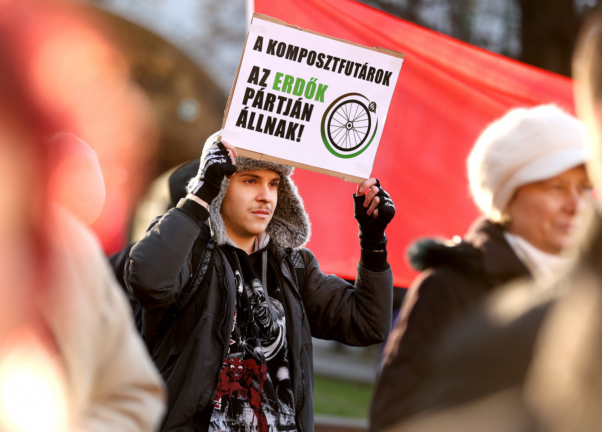 Szeged, demonstráció, véderdő, Momentum, Püspöki Hivatal