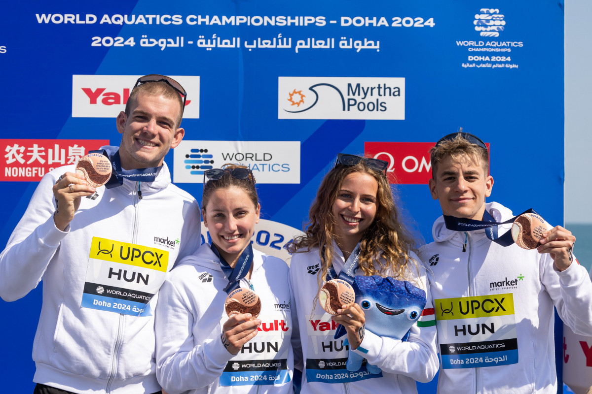 Doha, 2024. február 8. A bronzérmes Rasovszky Kristóf, Szimcsák Mira, Fábián Bettina és Bethlehem Dávid (b-j) a nyíltvízi úszók 4x1500 méteres vegyesváltó versenyszámának éremátadóján a dohai vizes világbajnokságon 2024. február 8-án. MTI/Derencsényi István