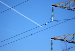 Szeged, repülő, kondenzcsík, elektromos vezeték, áram