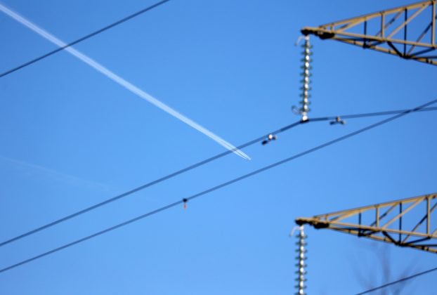 Szeged, repülő, kondenzcsík, elektromos vezeték, áram