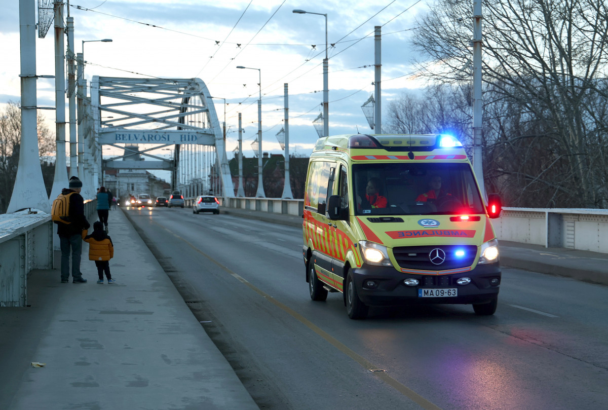 Szeged, mentő, mentőautó, egészségügy, Belvárosi híd