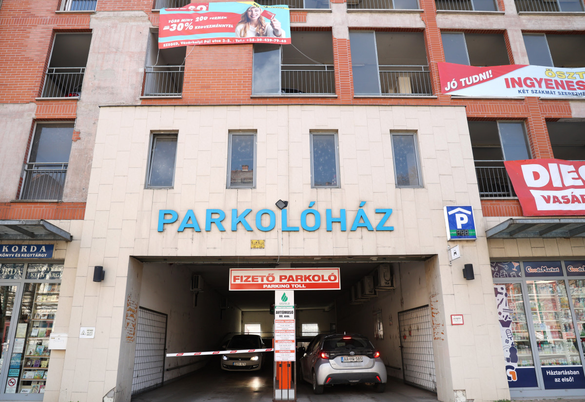 Szeged, parkoló, parkolás, parkolóház, Tisza Lajos krt,, autók