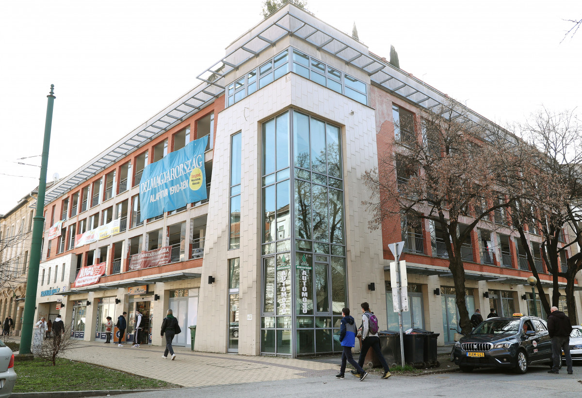 Szeged, parkoló, parkolás, parkolóház, Tisza Lajos krt,, autók
