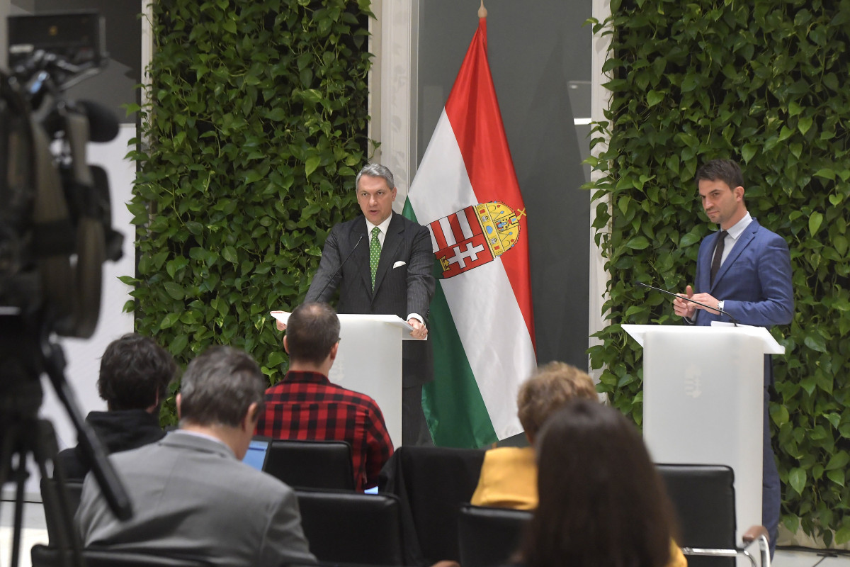 Budapest, 2024. február 29. Lázár János építési és közlekedési miniszter (b) sajtótájékoztatót tart a minisztériumában 2024. február 29-én. Mellette Krakkó Ákos, a minisztérium sajtófőnöke (j). Március 1-jével a magyar közlekedésben új időszámítás kezdődik, a legnagyobb rezsicsökkentést hajtják végre, a tarifarendszer változtatása több, mint 4 millió ember életét teszi könnyebbé. MTI/Soós Lajos