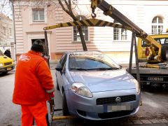 Szeged, belváros, takarítás, megállni tilos, autó, parkol, parkoló, elszállítás, Deák Ferenc utca, pókos autó