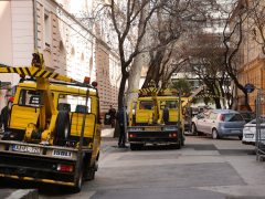 Szeged, belváros, takarítás, megállni tilos, autó, parkol, parkoló, elszállítás, Deák Ferenc utca, pókos autó