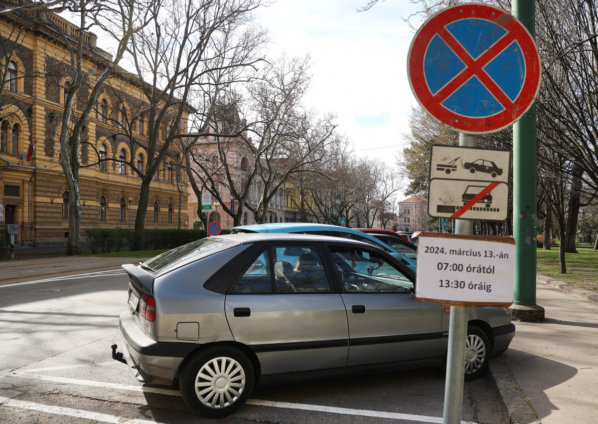 Szeged, belváros, takarítás, megállni tilos, autó, parkol, parkoló, elszállítás, Széchenyi tér